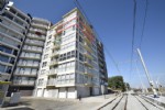 Hoekappartement aan de achterzijde zeedijk met uitzonderlijk uitzicht over Wenduine en het hinterland. Dit appartement, gelegen op de 7de verd. van een vernieuwde residentie, biedt u: Een mooie en lichtrijke woonkamer met panoramisch uitzicht, ingerichte keuken met terrasje, inkomhall met ruime vestiaire, afzonderlijk toilet, badkamer met ligbad, 2 slaapkamers, zuidgericht terras en private berging in de kelderverdieping. Onder deze tekst bij "documenten" vindt u een plannetje. (18/042)